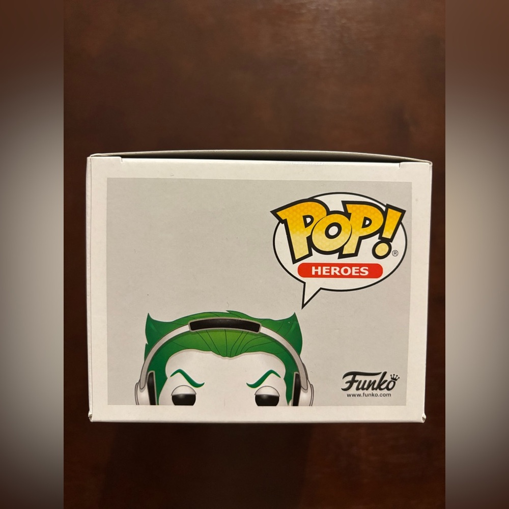 FUNKO POP THE JOKER (GAMER) GAME STOP EXCLUSIVE NEW IN BOX - Picture 3 of 6